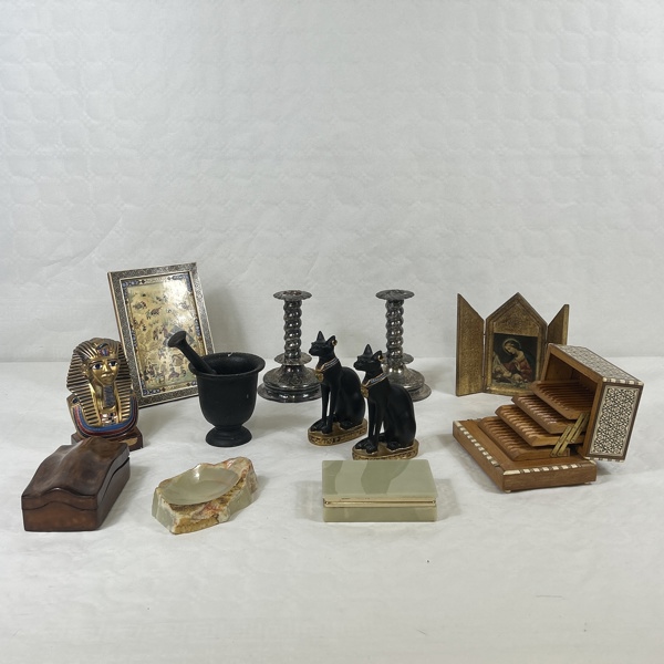 Diverselåda, bla cigarillskrin. 