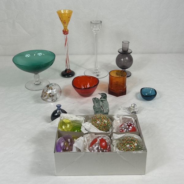 Diverse glasföremål, samt juldekorationer.