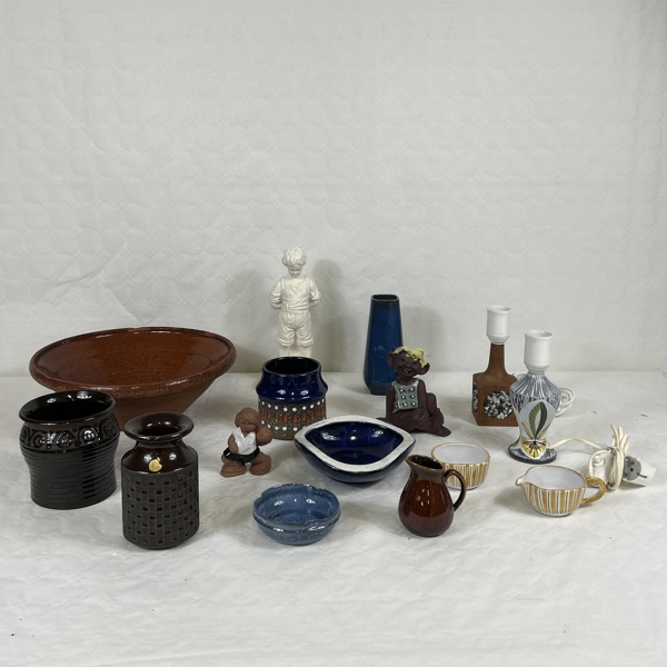 Parti keramik och bordslampor.