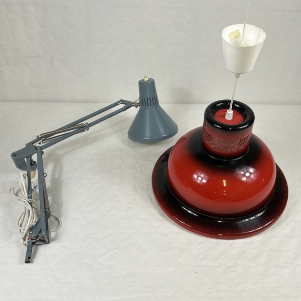 Skrivbordslampa, samt taklampa, 1900-tal.