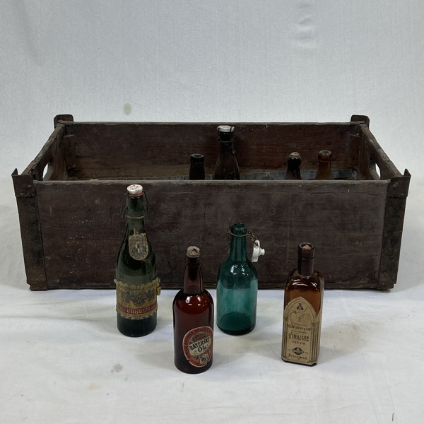 Dryckesback, "AB Stockholms MB bryggerier", samt glasflaskor.