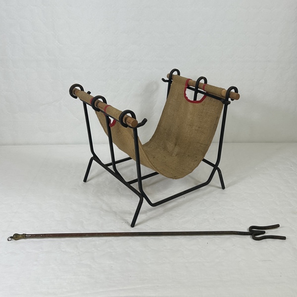 Vedkorg med eldgaffel, smide.