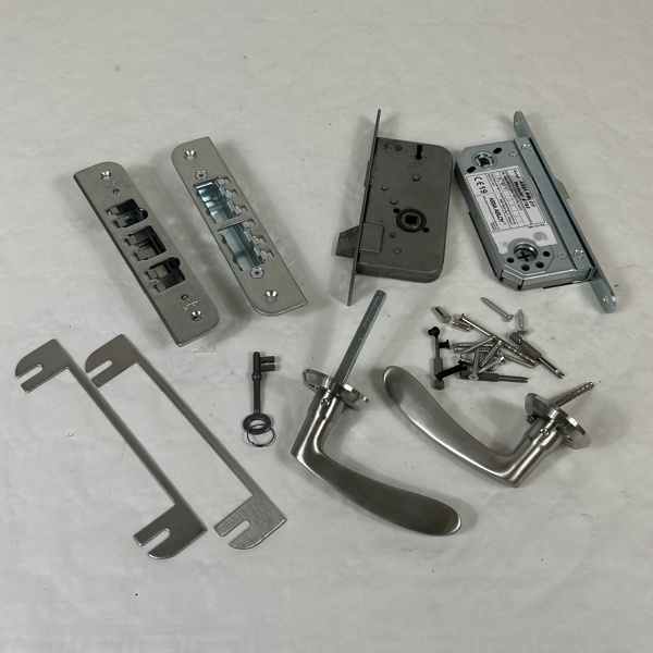 Parti låshus samt handtag, m.m.