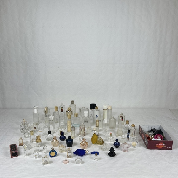 Stort parti parfymflaskor, glas.