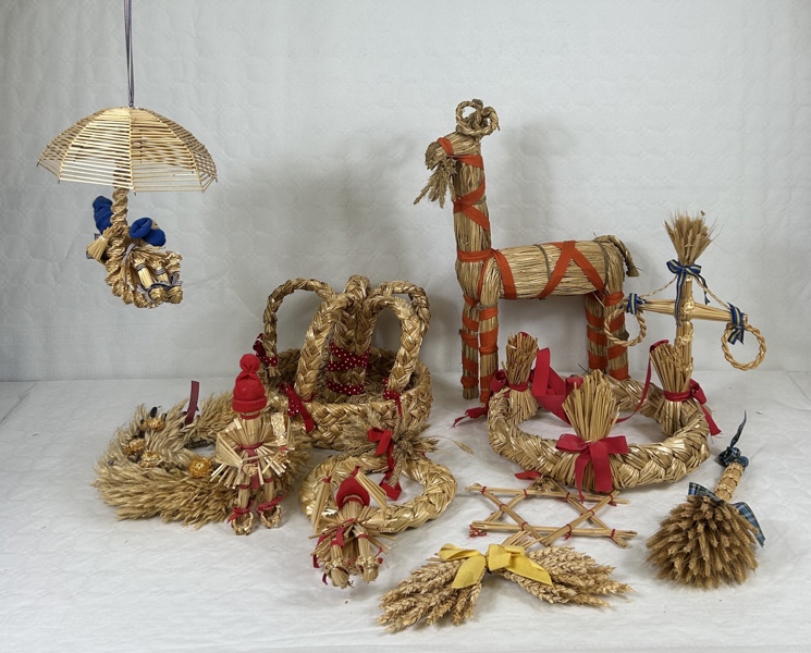 Juldekorationer i halm.