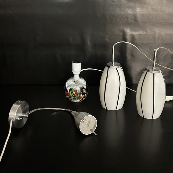 Fönsterlampor, ett par, samt bords-/ och vägglampa.