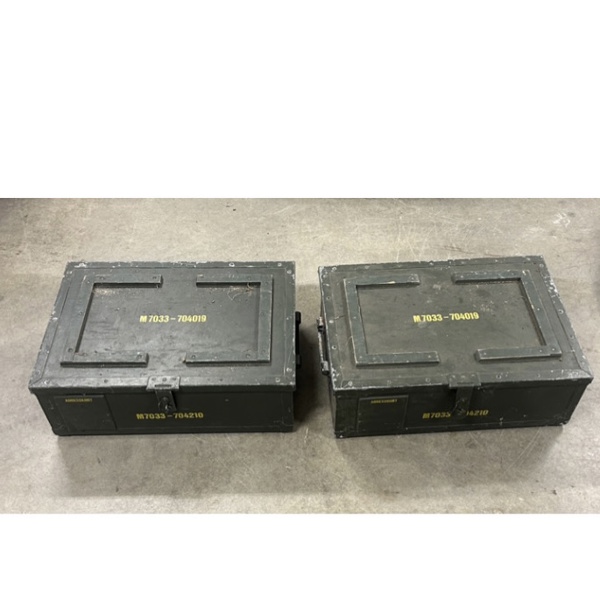 Militärlådor, 2st, med innehåll.