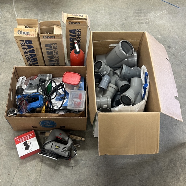 Diverselådor, 2st, samt brandsläckare.