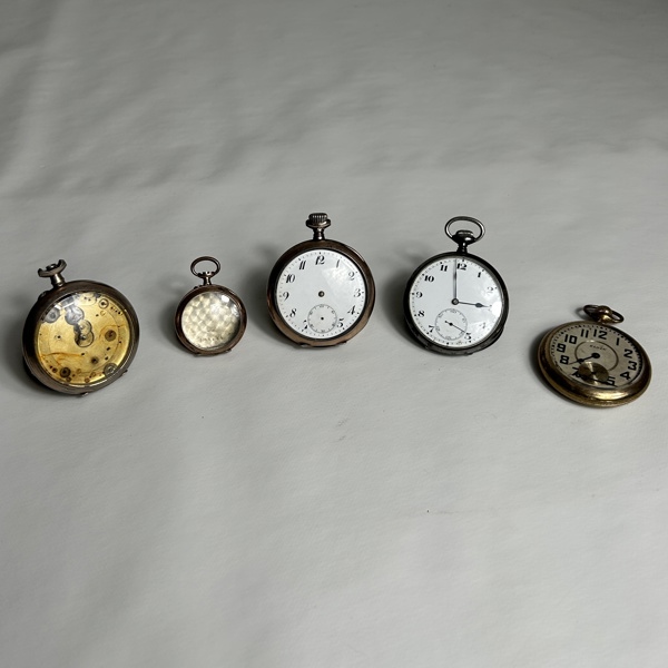 Fickur, 5st, varav tre i silver.