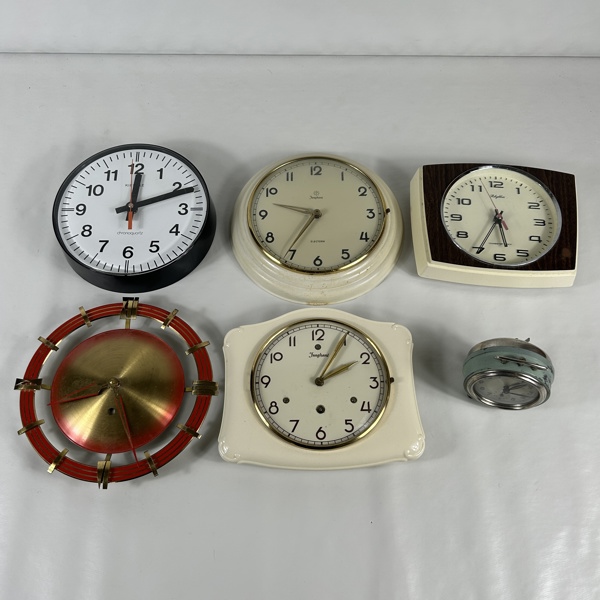 Väggur och väckarklocka, 6st.