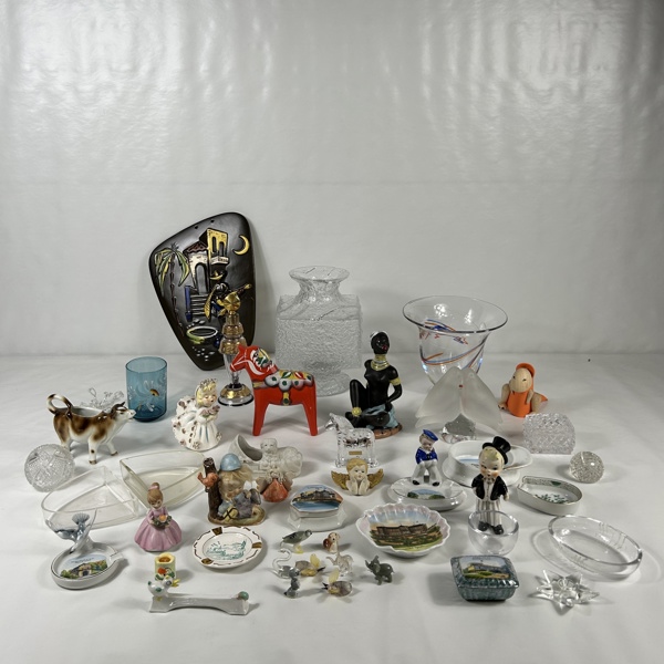 Diverse glas- och keramikföremål.