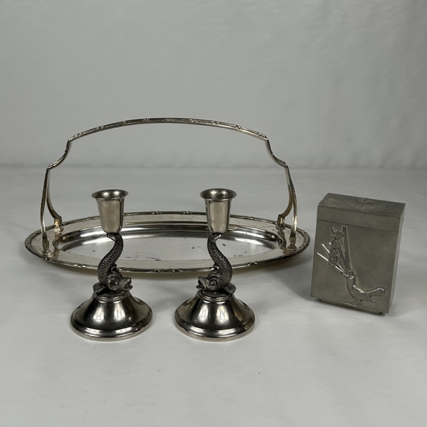 Ljusstakar, ett par, samt kortspelshållare och fruktfat.