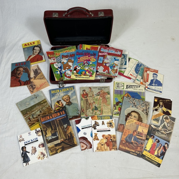 Väska, med serietidningar och kataloger.