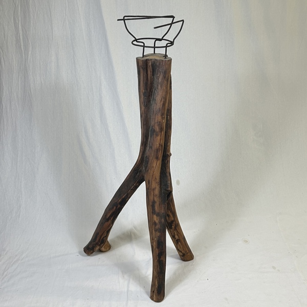 Golvskulptur i trä.