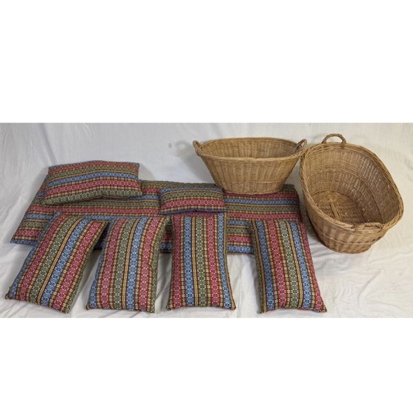 Korgar, 2st, samt dyna och kuddar.