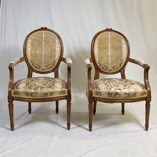 Karmstolar, ett par, gustaviansk stil, 1900-tal.