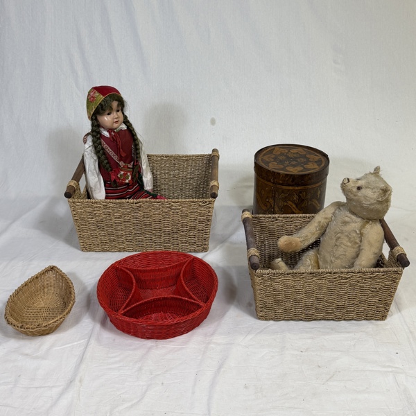 Korgar, 4st, samt docka och björn.