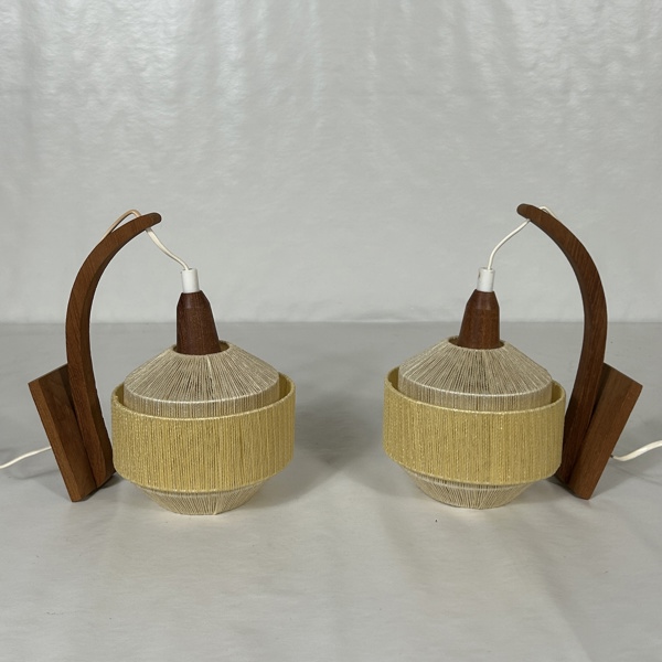 Vägglampor, ett par, teak och textil, 1960-tal.
