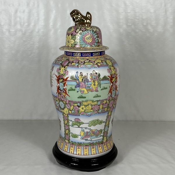 Golvurna med träsockel, porslin, Kina.