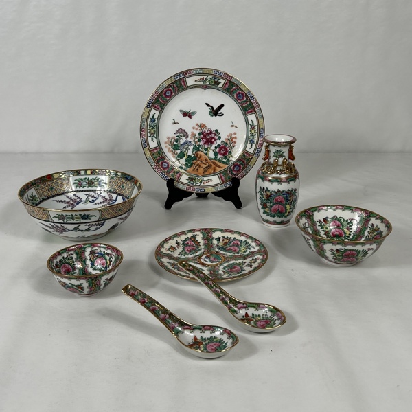 Orientaliskt, 8 delar, porslin.