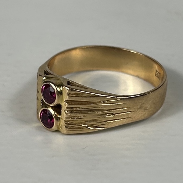 Ring, 18k guld, med stenar.