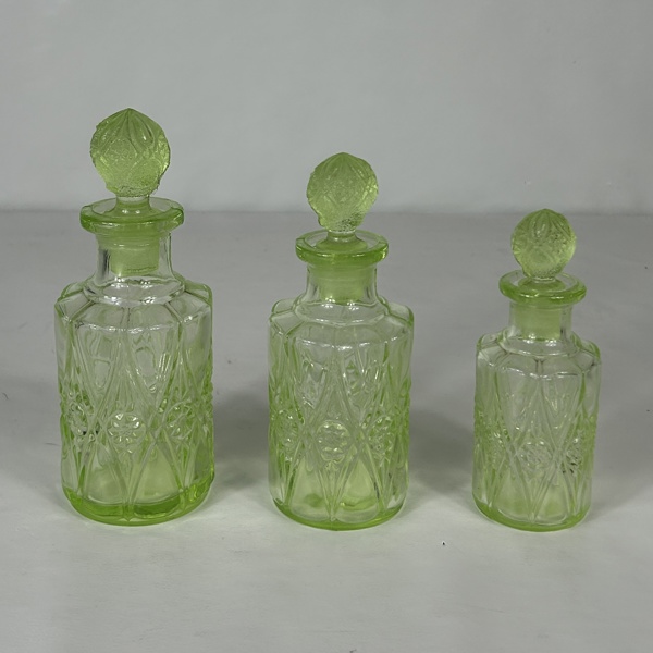 Karaffer, 3st, förmodligen uranglas, 1900-tal.