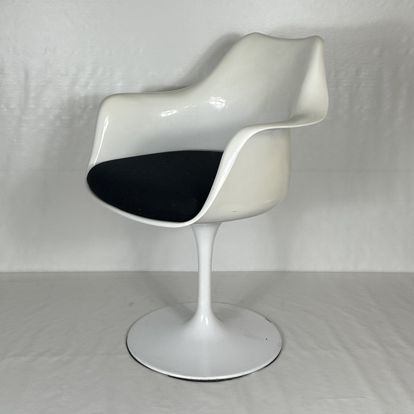 Eero Saarinen. Tillskriven. Stol, "Tulip", Knoll Studio.