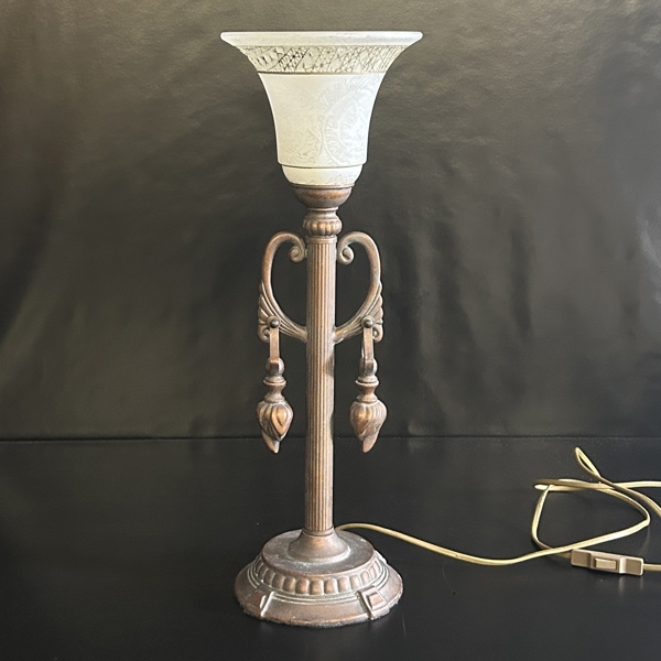 Bordslampa, metall och glas.