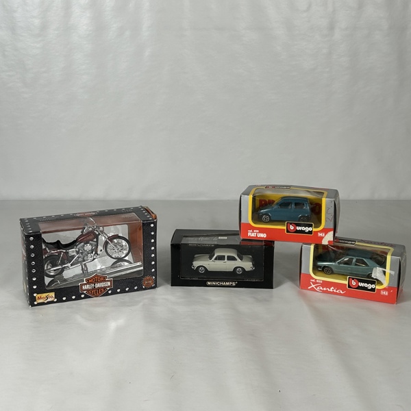 Plåtleksaksbilar och en motorcykel, 4st.