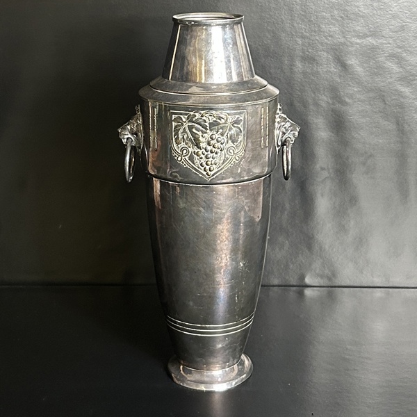 Vas med lejonmaskaroner, nysilver, 1900-talets första hälft.