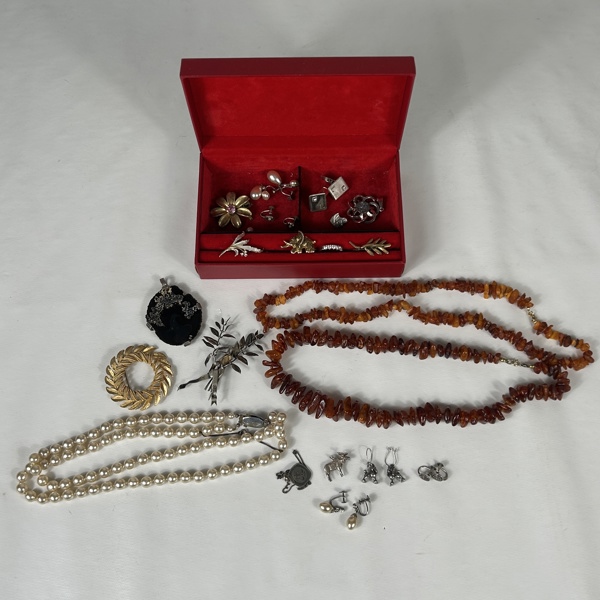 Skrin med bijouterier.Några i silver och bärnsten.