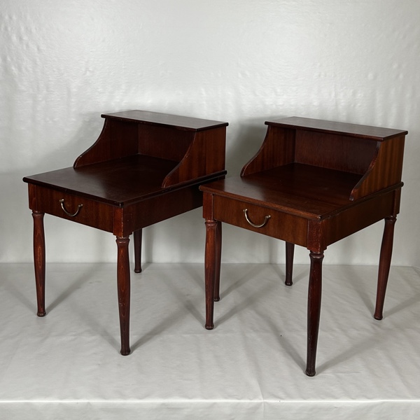 Sängbord, ett par, mahogny, 1900-tal.