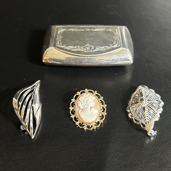 Broscher, 3st, samt en dosa, silver.