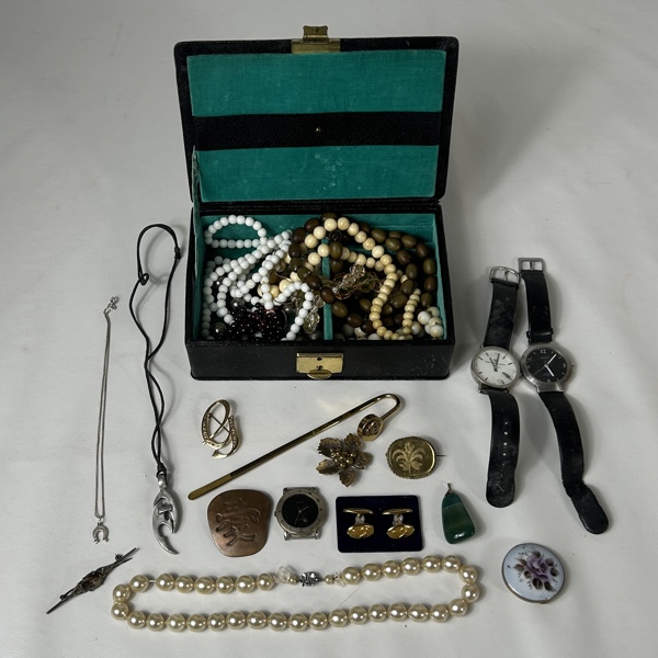 Skrin med bijouterier.