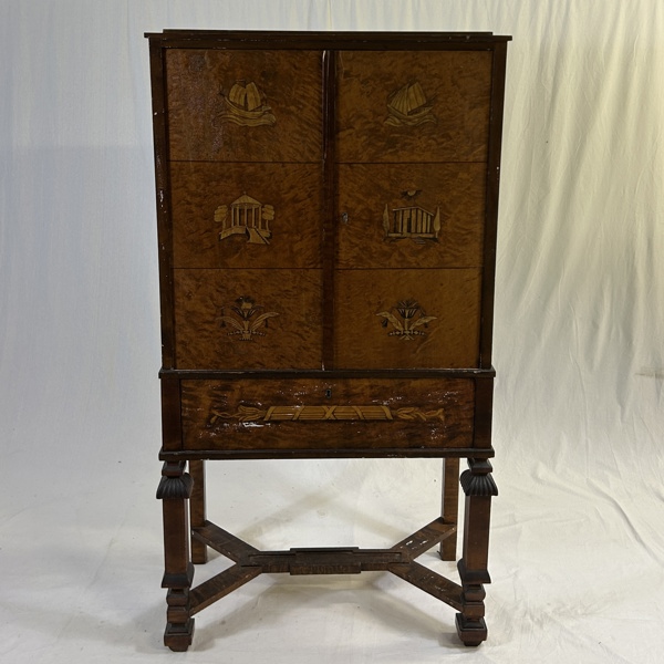 Skåp på benställning, Swedish Grace, 1900-talets början.