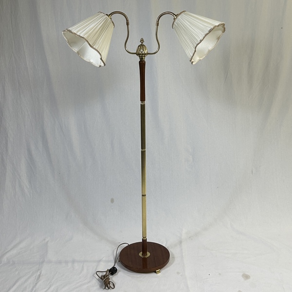 Golvlampa, trä och mässing, 1900-tal.