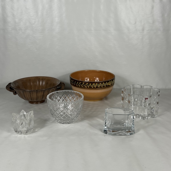 Skålar i glas och keramik, varav två Orrefors och Upsala Ekeby.