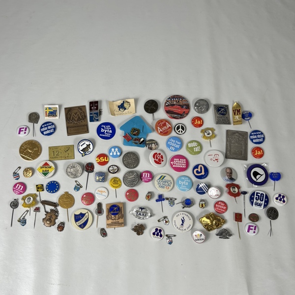 Parti märken och pins.