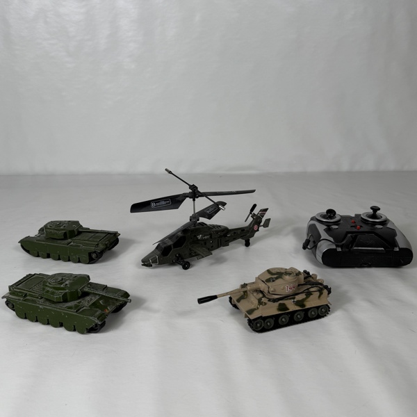 Radiostyrd helikopter, samt stridsvagnar.
