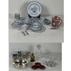 Matservisdelar och glasföremål.