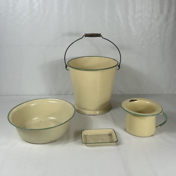 Kockums, 4 delar, emaljerat.