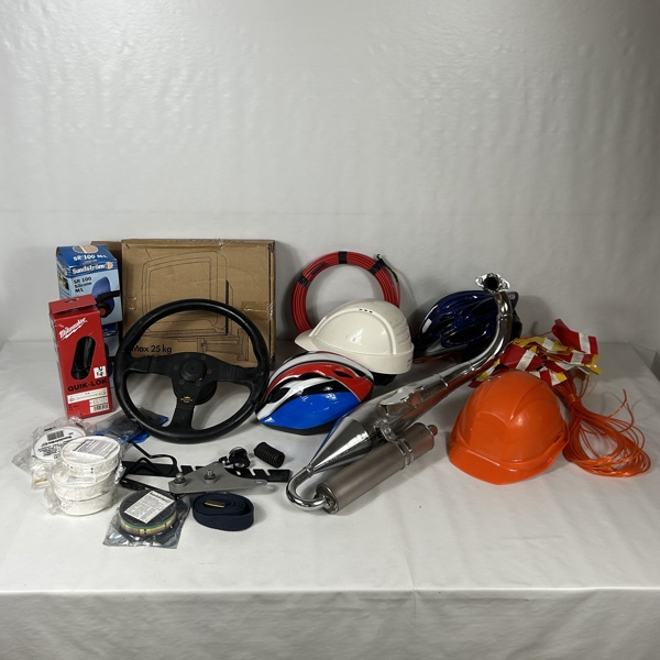 Avgasrör för moped, ratt och hjälmar.