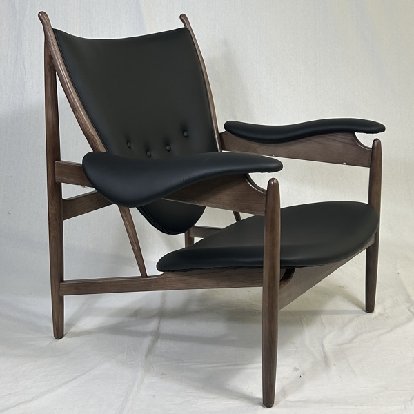 Loungefåtölj, inspirerad av Finn Juhl, “Hövdingestolen”.