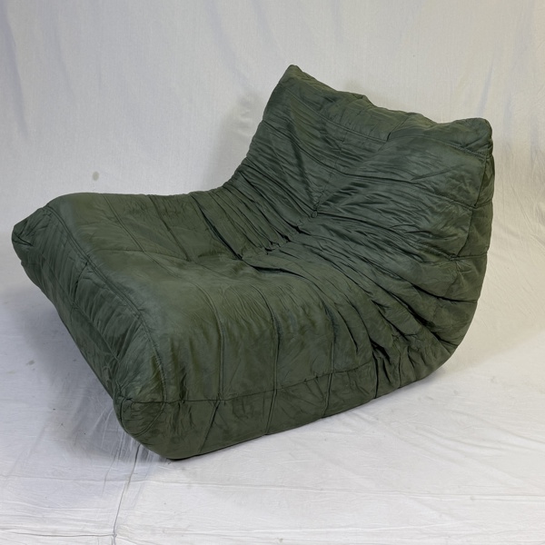 Fåtölj, inspirerad av Michel Ducaroy, “Togo Chair”.