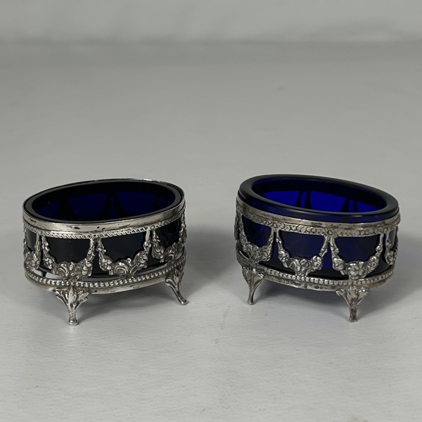 Saltkar i silver, ett par, gustaviansk stil.