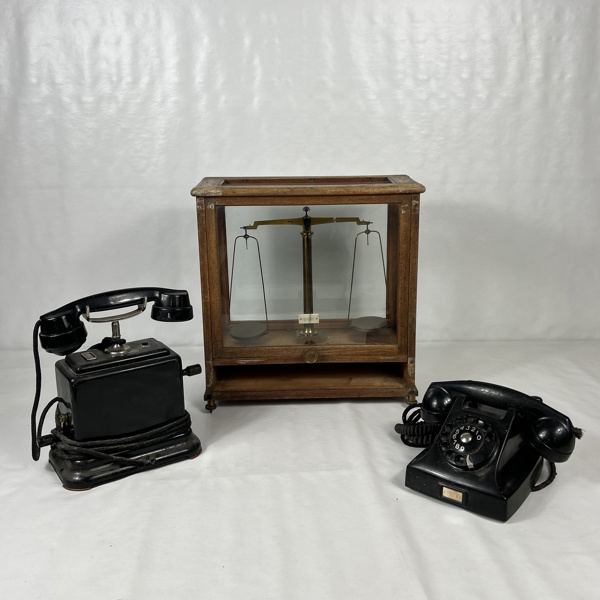 Apoteksvåg, samt två telefoner, 1900-tal.