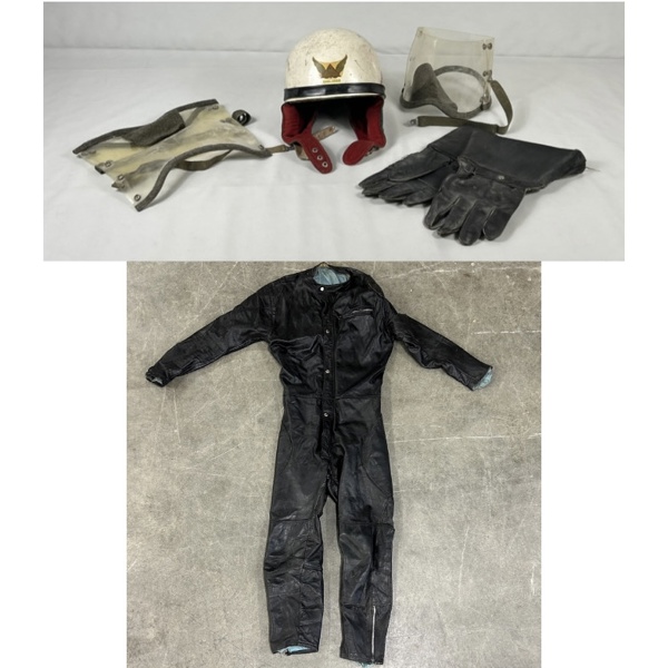 Mopedstrutar, hjälm, handskar, samt overall. 