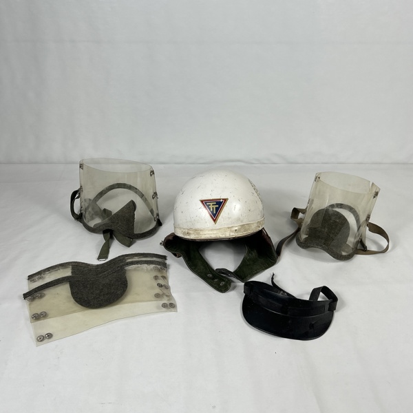 Mopedstrutar, hjälm och handskar.