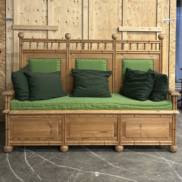 Soffa, fornnordisk stil, 1900-tal.