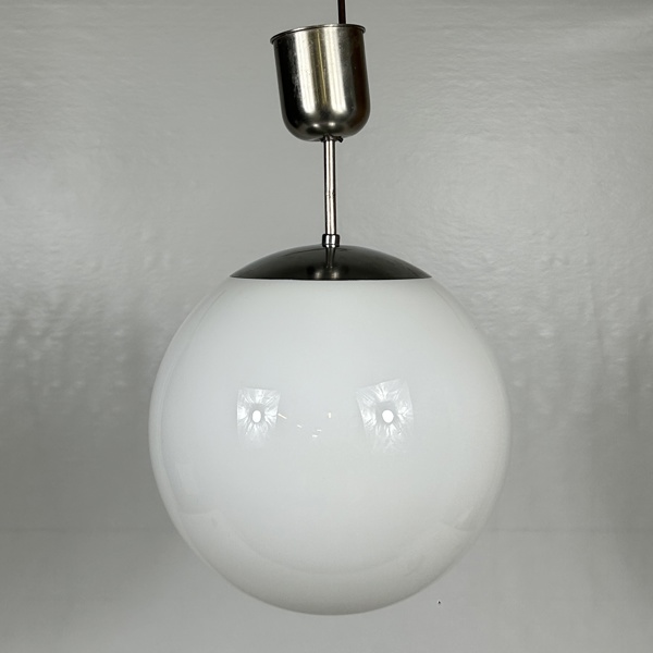 Klotlampa, metall och glas.